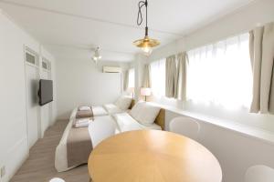 大阪市にあるHaginochaya apartmentのテーブルとソファのあるリビングルーム