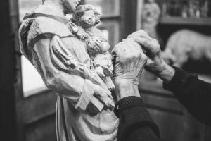 una persona sosteniendo el brazo de una estatua de una mujer en Alte Bildhauerei, en Aurach bei Kitzbuhel