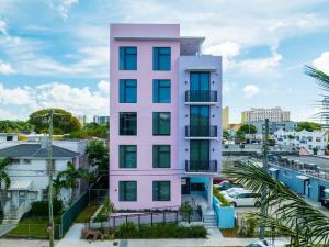 een roze gebouw voor een stad bij Pastel Apartments in Miami