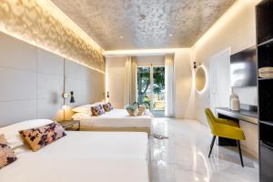 A bed or beds in a room at Hotel Mondial