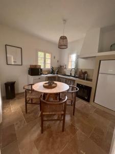 科尔巴拉Casa Rose - Maison vue mer !的房间里有一张桌子和几把椅子的厨房 更多10张照片
