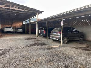 ein Parkplatz mit Autos in einer Garage in der Unterkunft HOTEL Rafael in Bom Retiro