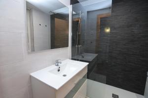 Un baño blanco con lavabo y espejo. en DIFFERENTFLATS Decathlon, en Salou 34 fotos más