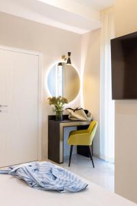 A television and/or entertainment centre at Hotel Mondial