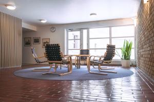 Posezení v ubytování Hotelli Tiiliriihi
