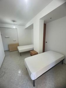 Trilocale con veranda في سيدرنو مارينا: غرفة نوم فيها سرير ومقعد