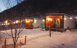 겨울의 Kub House Village