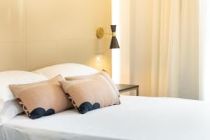 A bed or beds in a room at Hotel Mondial