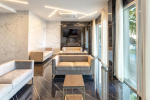 A seating area at Hotel Mondial