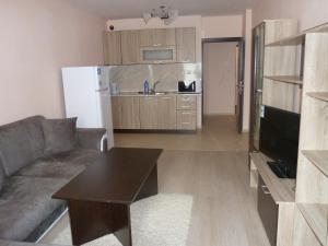 A kitchen or kitchenette at Anfid Apartments