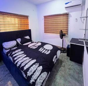 sypialnia z łóżkiem z czarno-białym kocem w obiekcie Signature Residence w mieście Calabar