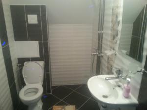 A bathroom at Anfid Apartments
