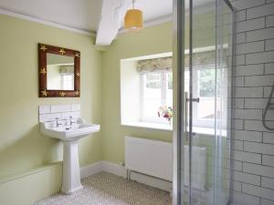 La salle de bains est pourvue d'un lavabo et d'une douche. dans l'établissement 3 Bed in Langport 75576, à Curry Rivel