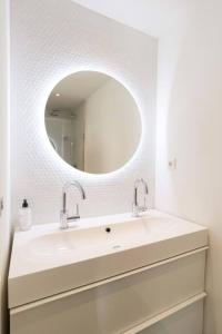 uma casa de banho com um lavatório e um espelho em Cozy B&B Prinsengracht em Amesterdão