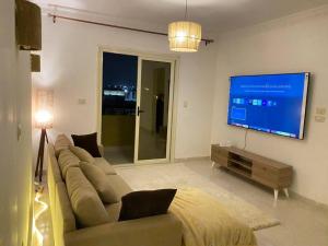 TV a/nebo společenská místnost v ubytování Luxury house in cairo with a view