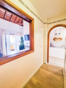 Cette chambre dispose d'une fenêtre avec une bouche sur le mur. dans l'établissement Apartamento Sweet Aroma, à Breña Baja