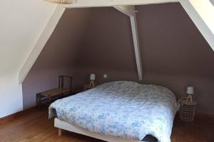 1 dormitorio con 1 cama en el ático en Les Tavernes*Authentique*Calme*Piscine, en Daglan