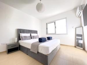 Postel nebo postele na pokoji v ubytování Sunset Pearl Holiday Apt. - Ayia Napa