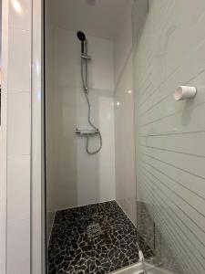 a bathroom with a shower with a glass door at Dream House Paris 5 chambres proche M7et M14 in Villejuif