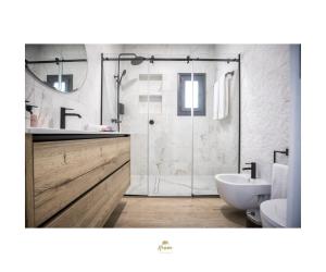 y baño con ducha, lavabo y aseo. en Riam suites apartamentos, en Los Palacios y Villafranca