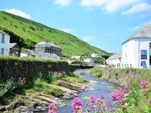 a river in a small town with flowers at 3 Bed in Boscastle 75145 in Boscastle