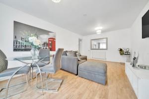 a living room with a glass table and a couch at Large 1 Bed Apartment by London Bridge Tower Bridge Secure Parking - Perfect for Long Stays in London