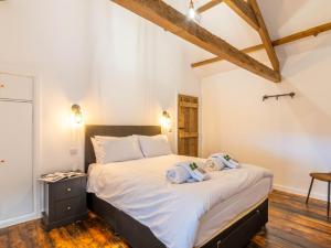 1 dormitorio con 1 cama con 2 toallas en 4 Bed in Allendale 78159, en Catton