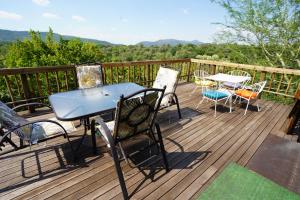 una mesa y sillas en una terraza con vistas en Rustic River & Bush Escape, en Buffelspoort