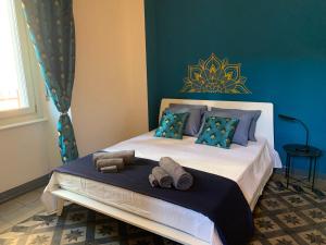 una camera da letto con un letto e due asciugamani di Liberty House - Double apartments a Chieri