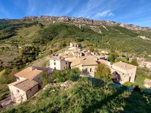 Le MasにあるGîte Bistrotの山の脇の村