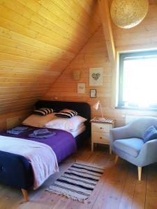 1 Schlafzimmer mit 2 Betten, einem Stuhl und einem Fenster in der Unterkunft Siedlisko pod Aniołem in Grabówko