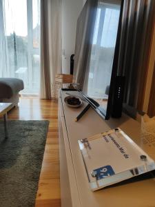 un escritorio con un cartel en la sala de estar en Apartamento Mar de Arousa, en Ribeira