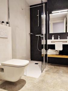 y baño con aseo y lavamanos. en ARIQUS Fira Apartments en Hospitalet de Llobregat