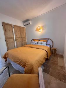 科尔巴拉Casa Rose - Maison vue mer !的房间里有一张大床的卧室