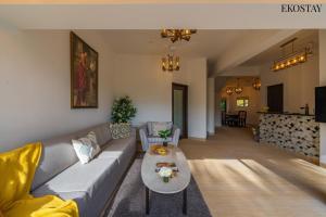 sala de estar con sofá y mesa en EKOSTAY Luxe - Casa Marina, en Candolim