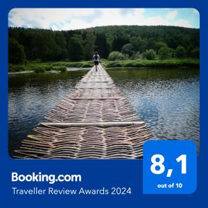 Le Sentier des Lavandes في فريسه - سور - سيمويس: شخص يمشي على جسر خشبي فوق بحيرة