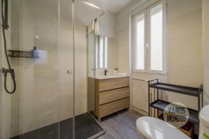 La salle de bains est pourvue d'une douche, de toilettes et d'un lavabo. dans l'établissement Centrico Apt para 7pax en La Latina-Centro, à Madrid