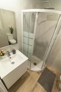 a bathroom with a shower and a sink at ¡A disfrutar de Valencia! in Valencia