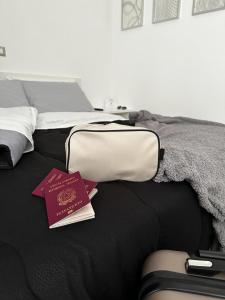 ein Bett mit zwei Pässen und einer Handtasche darauf in der Unterkunft Perla Saracena in Lucera