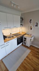 Η κουζίνα ή μικρή κουζίνα στο Ferienwohnung Edelweiss in Bernau am Chiemsee