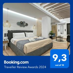 una camera con un grande letto di Oasis Luxury Apartments a Eretria