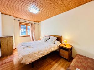 タウイにあるApartamento Sant Climent Timmoの木製の天井が特徴のベッドルーム1室(ベッド1台付)