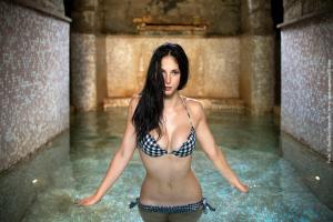 Una donna sta in piedi in una pozza d'acqua di Hotel Relais Valle Orientina a Pitigliano