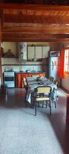 cocina con mesa y sillas en una habitación en Chalet La Morada en Valle Hermoso