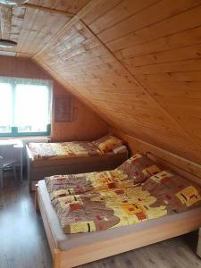 two beds in a room with a attic at Leśna Odnowa in Borków