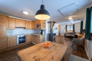Eldhús eða eldhúskrókur á Almhütte Hebalm mit Whirpool