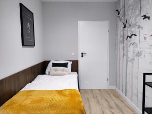 Cama o camas de una habitación en ApartamentySnu, Bulwary VI z parkingiem
