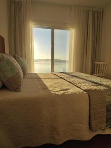 A bed or beds in a room at Apartamentos La Toja