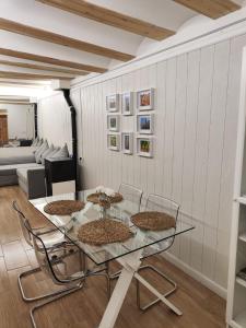 a living room with a glass table and chairs at EL RINCÓN deMANUELA in Requena