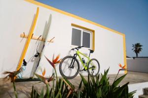 Una bicicleta está estacionada al lado de un edificio en Casa Jenabe, en La Vegueta